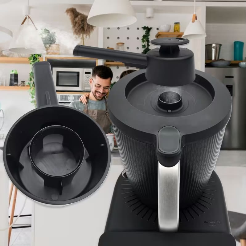 Deflektor pary założony na pokrywę Thermomix TM7 – para kierowana w bok