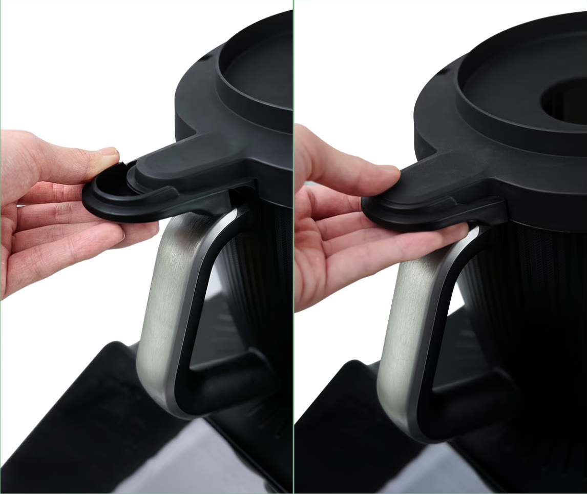 Zacisk pokrywki wyciskarki na naczyniu Thermomix TM7